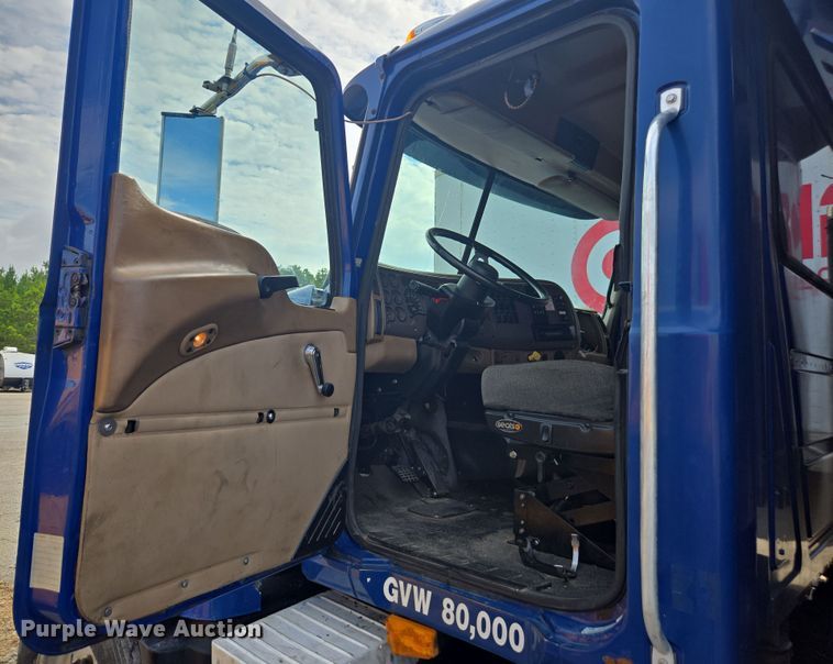 image for item YA0686 2005 Mack Granite CV713 dump truck