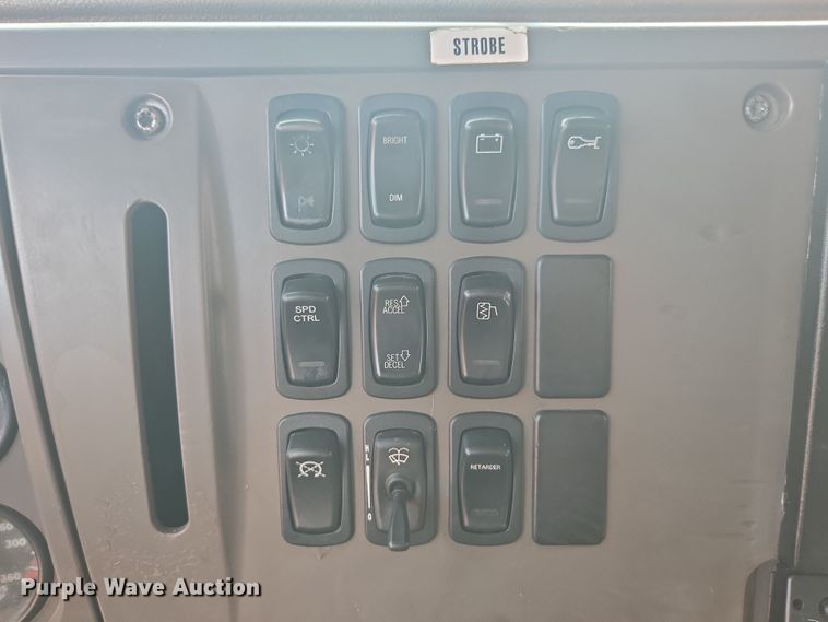 image for item YA0686 2005 Mack Granite CV713 dump truck