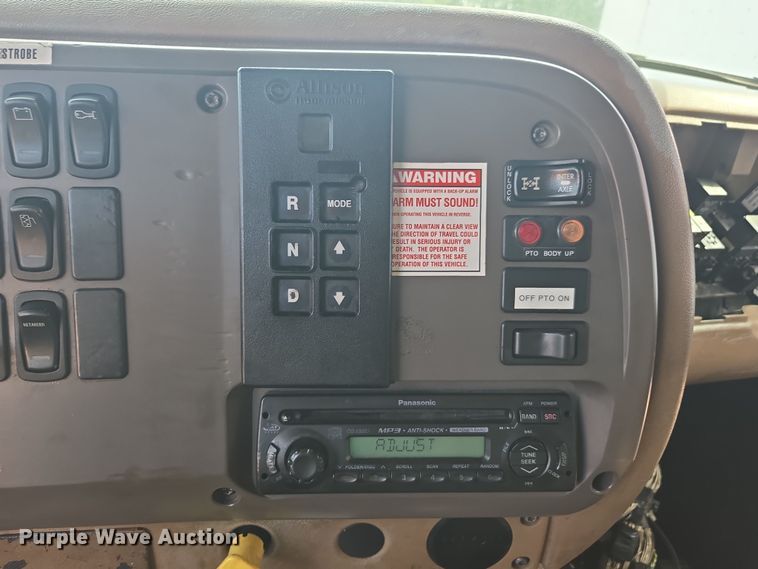 image for item YA0686 2005 Mack Granite CV713 dump truck