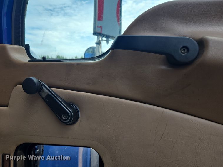 image for item YA0686 2005 Mack Granite CV713 dump truck