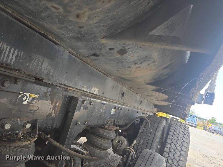 image for item YA0687 2009 Peterbilt 365 dump truck