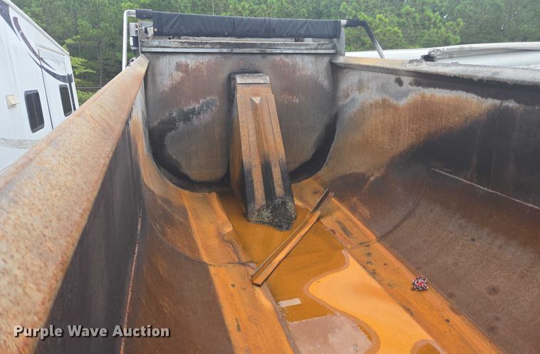 image for item YA0687 2009 Peterbilt 365 dump truck