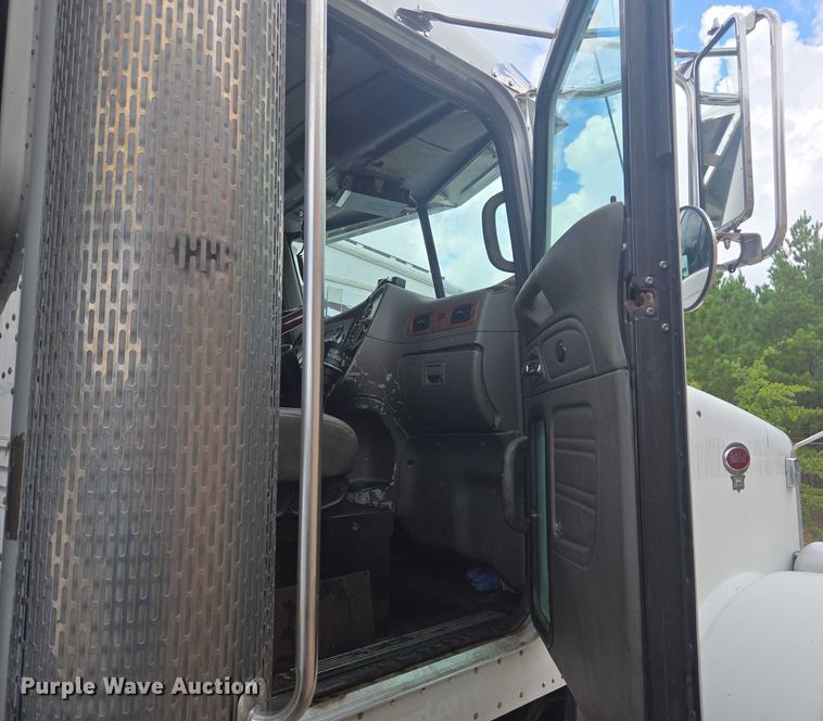 image for item YA0687 2009 Peterbilt 365 dump truck