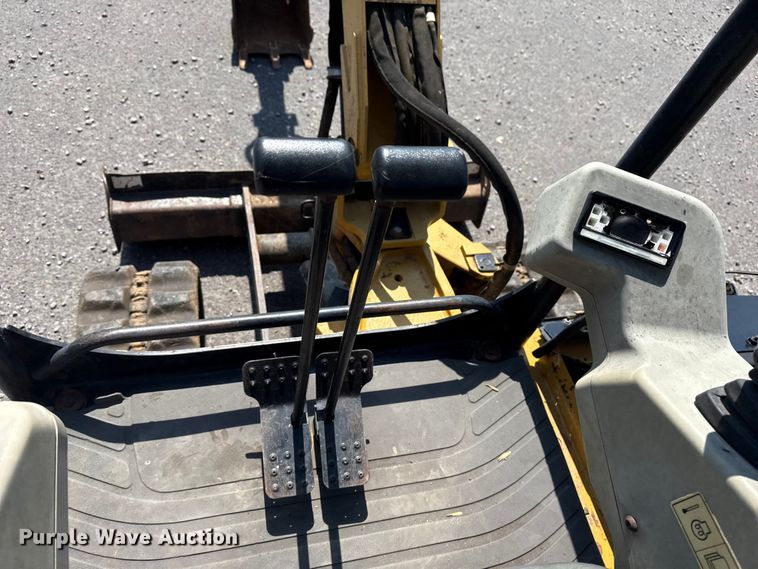 image for item DJ7799 2006 Caterpillar 302.5C mini excavator