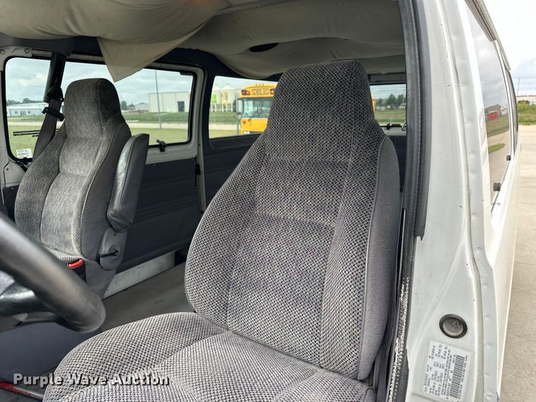 image for item DP8844 2000 Dodge Ram Wagon van