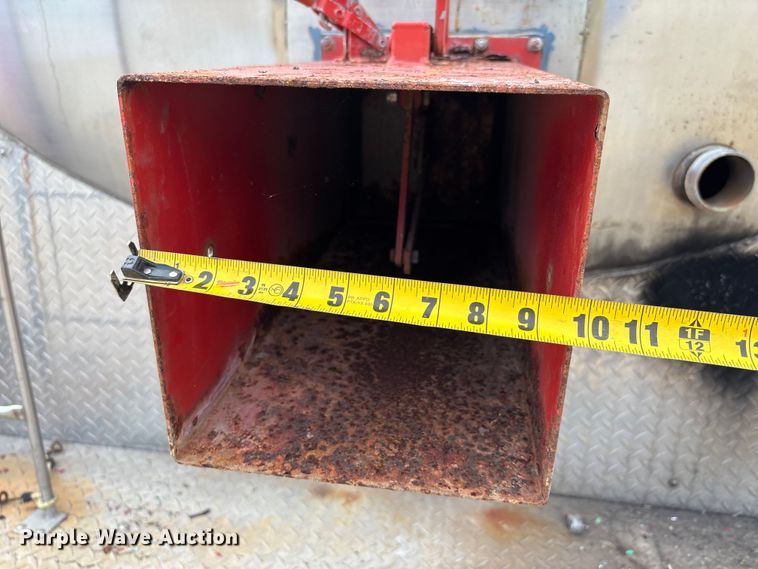 image for item DU1273 1993 GMC Top Kick C6500 tank truck