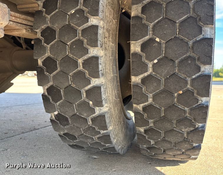 image for item DU1276 2000 Chevrolet C3500 utility bed pickup truck