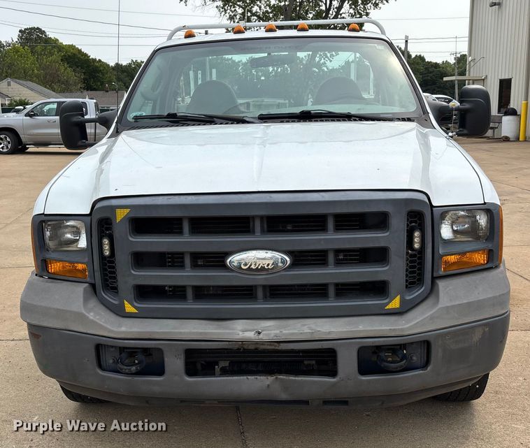 image for item DU1303 2005 Ford F350 Super Duty utility bed pickup truck