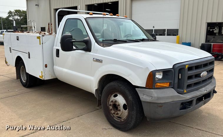 image for item DU1303 2005 Ford F350 Super Duty utility bed pickup truck