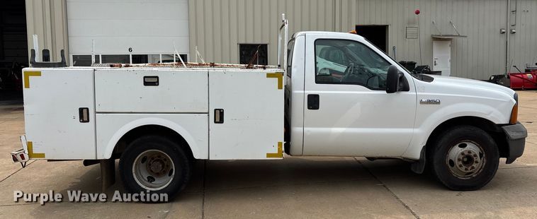 image for item DU1303 2005 Ford F350 Super Duty utility bed pickup truck