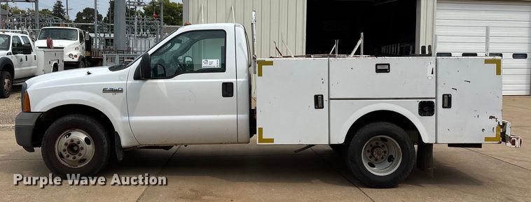image for item DU1303 2005 Ford F350 Super Duty utility bed pickup truck