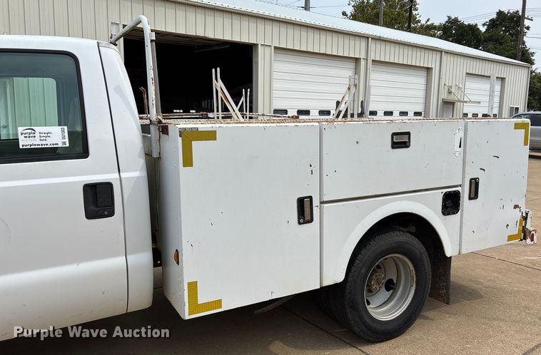 image for item DU1303 2005 Ford F350 Super Duty utility bed pickup truck