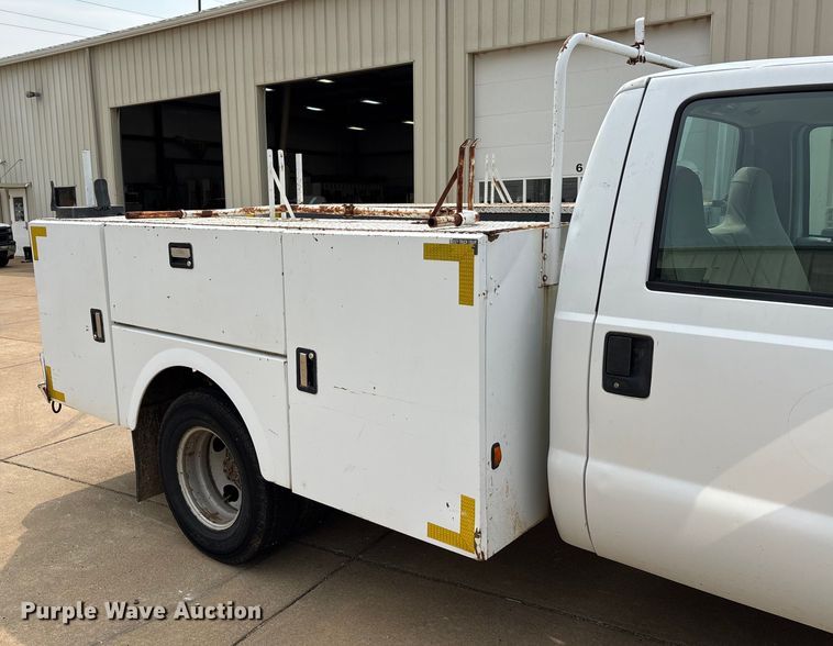 image for item DU1303 2005 Ford F350 Super Duty utility bed pickup truck