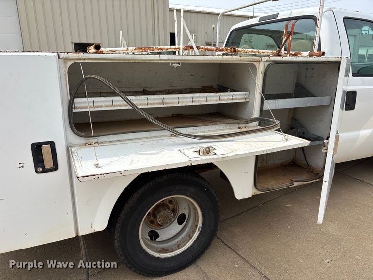 image for item DU1303 2005 Ford F350 Super Duty utility bed pickup truck