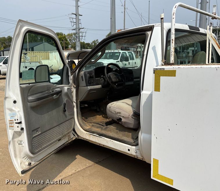 image for item DU1303 2005 Ford F350 Super Duty utility bed pickup truck