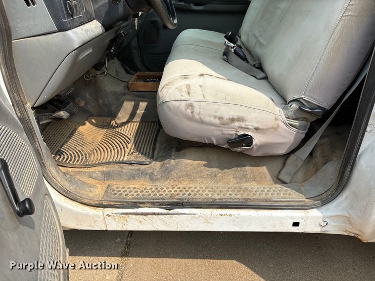 image for item DU1303 2005 Ford F350 Super Duty utility bed pickup truck