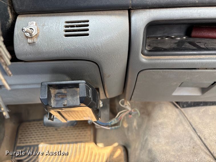 image for item DU1303 2005 Ford F350 Super Duty utility bed pickup truck