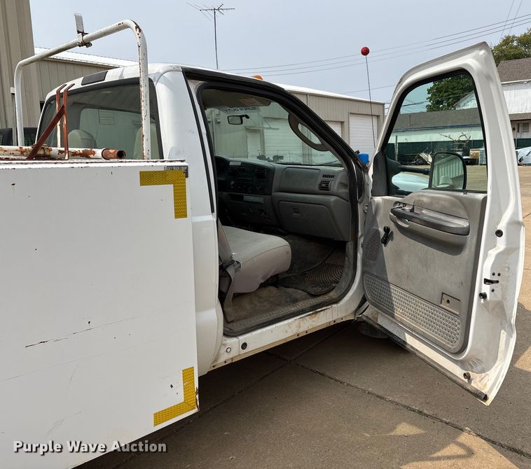 image for item DU1303 2005 Ford F350 Super Duty utility bed pickup truck