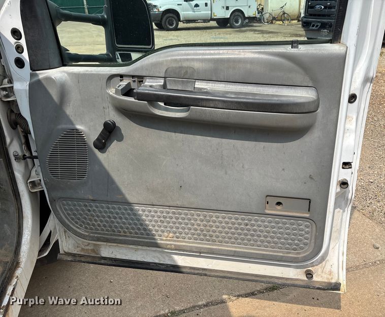 image for item DU1303 2005 Ford F350 Super Duty utility bed pickup truck