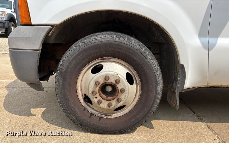 image for item DU1303 2005 Ford F350 Super Duty utility bed pickup truck