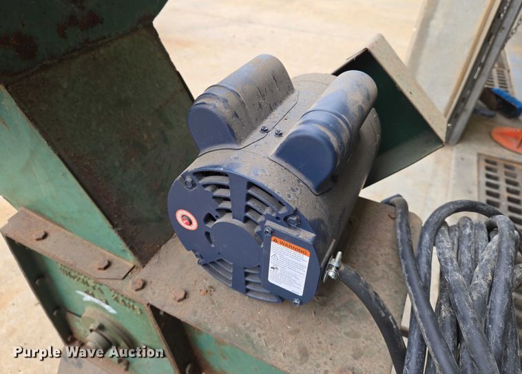 image for item DU6765 W-W A-E wood chipper