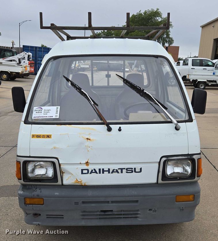 image for item DU6768 1992 Daihatsu S80LP-JTRK mini truck