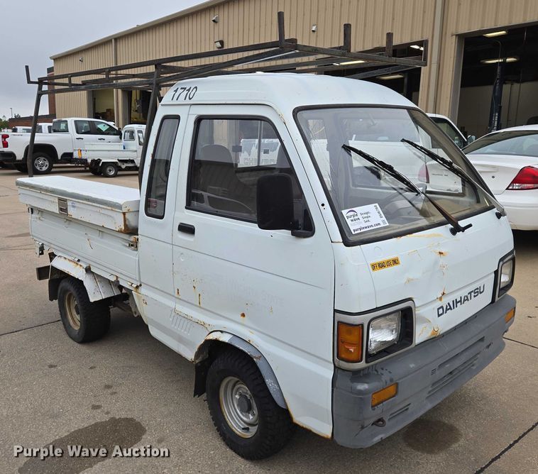 image for item DU6768 1992 Daihatsu S80LP-JTRK mini truck
