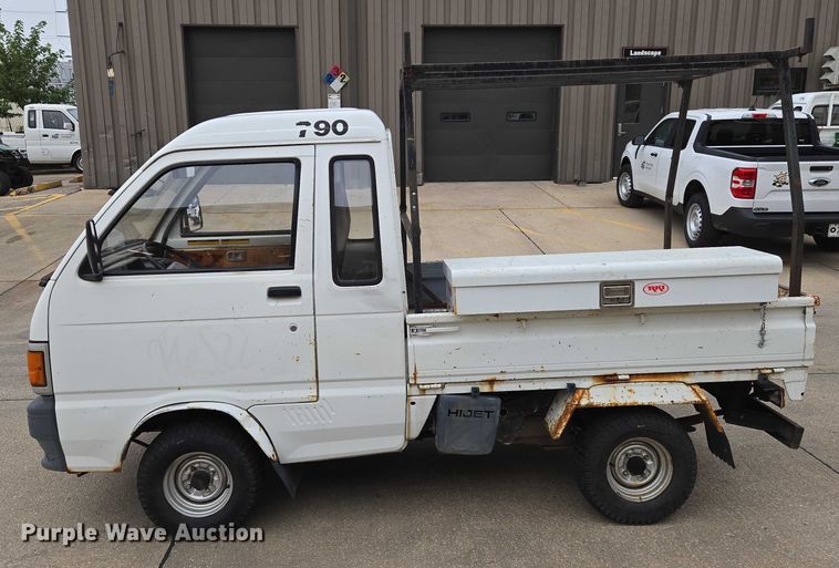 image for item DU6771 1996 Daihatsu S80LP-JTRK mini truck