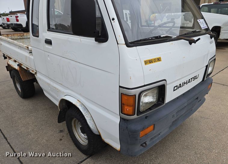 image for item DU6771 1996 Daihatsu S80LP-JTRK mini truck