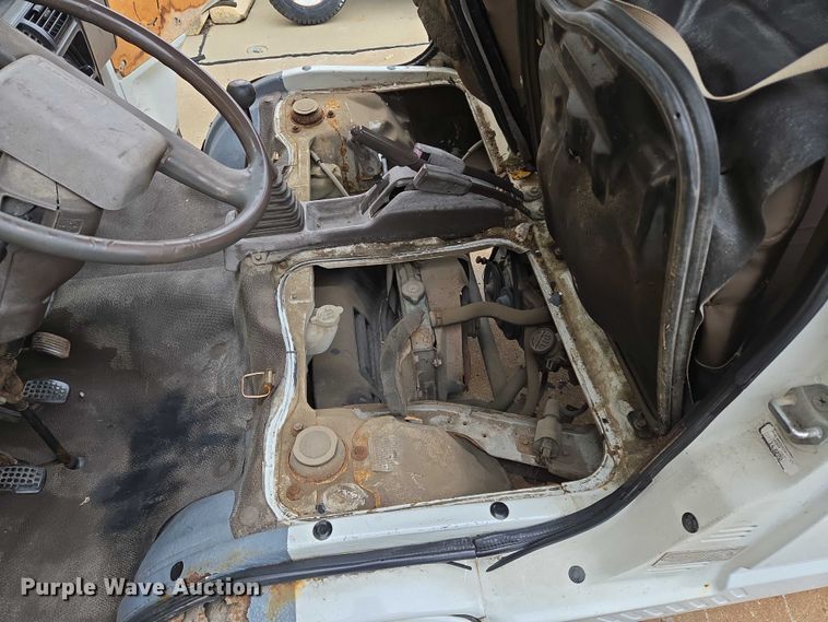 image for item DU6771 1996 Daihatsu S80LP-JTRK mini truck