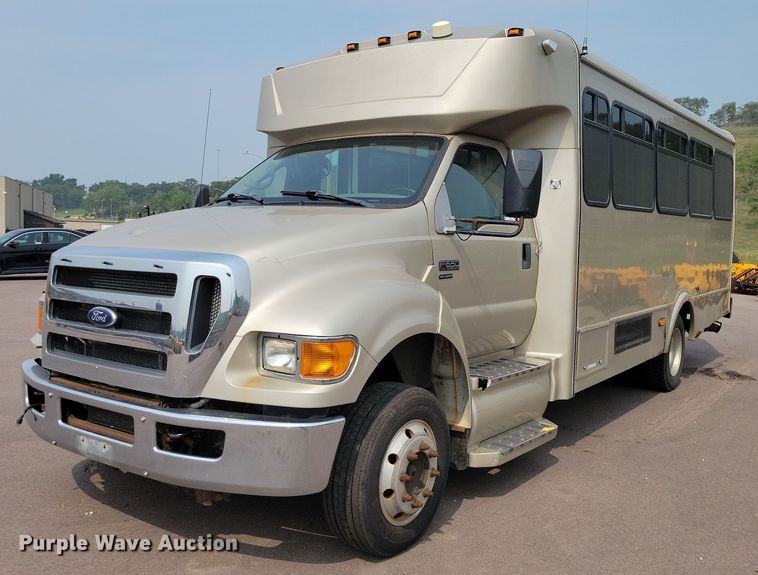 image for item DX7258 2010 Ford F650 shuttle bus