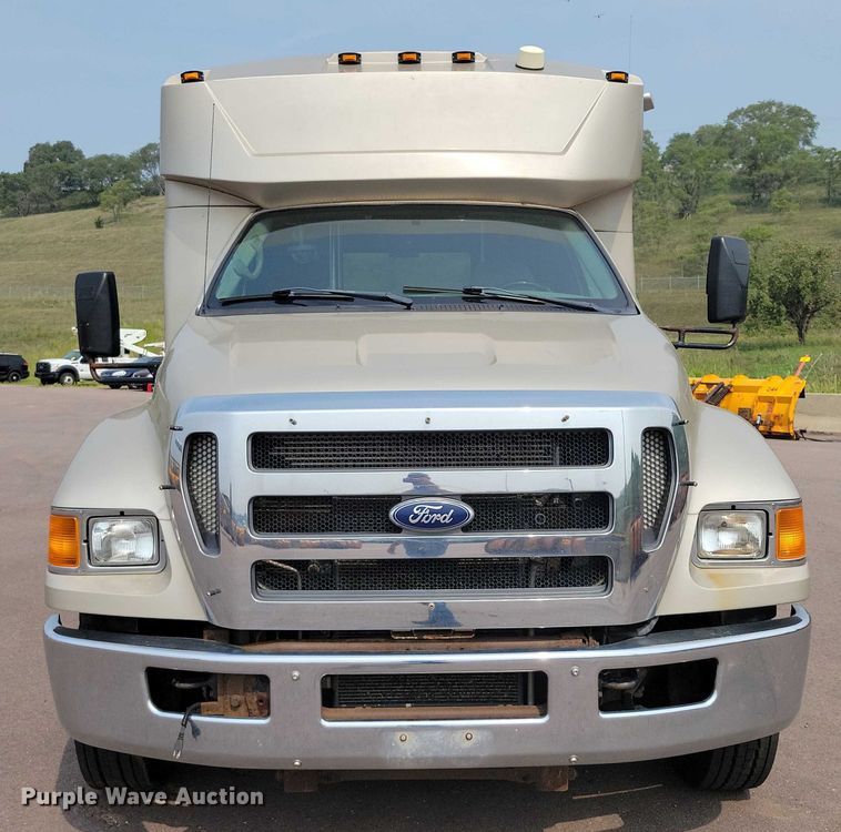 image for item DX7258 2010 Ford F650 shuttle bus
