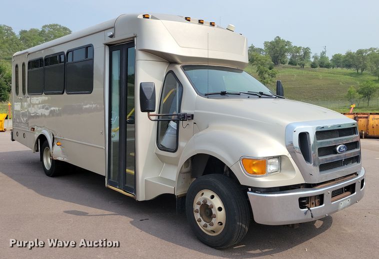 image for item DX7258 2010 Ford F650 shuttle bus