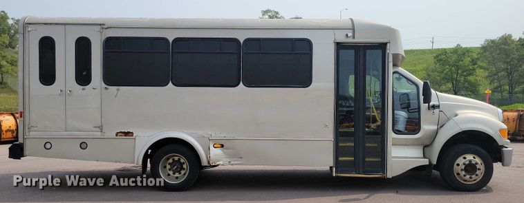 image for item DX7258 2010 Ford F650 shuttle bus
