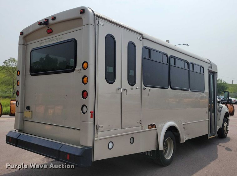 image for item DX7258 2010 Ford F650 shuttle bus