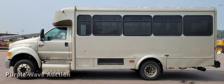 image for item DX7258 2010 Ford F650 shuttle bus