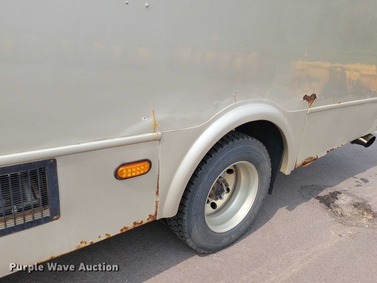 image for item DX7258 2010 Ford F650 shuttle bus