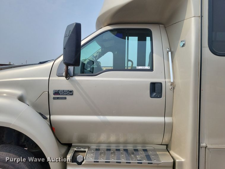 image for item DX7258 2010 Ford F650 shuttle bus