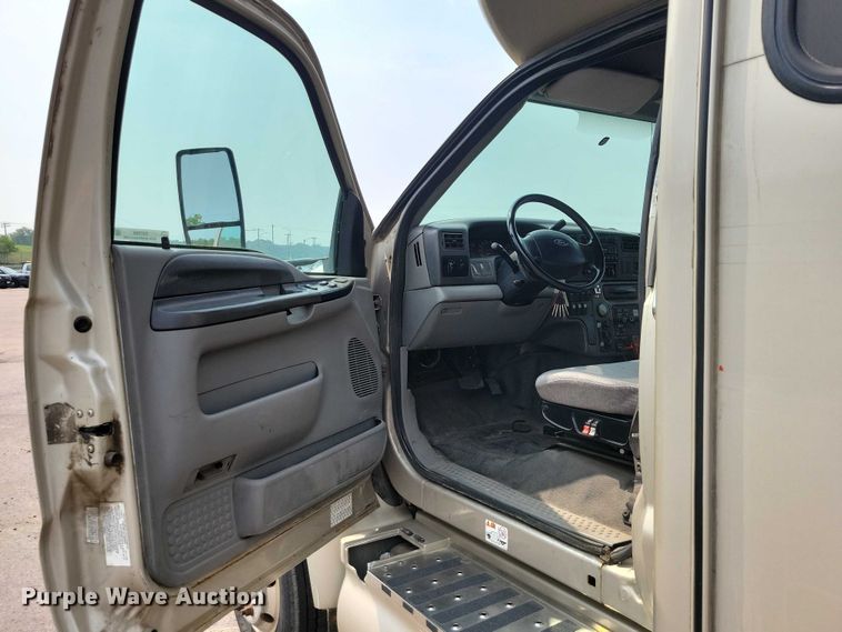 image for item DX7258 2010 Ford F650 shuttle bus