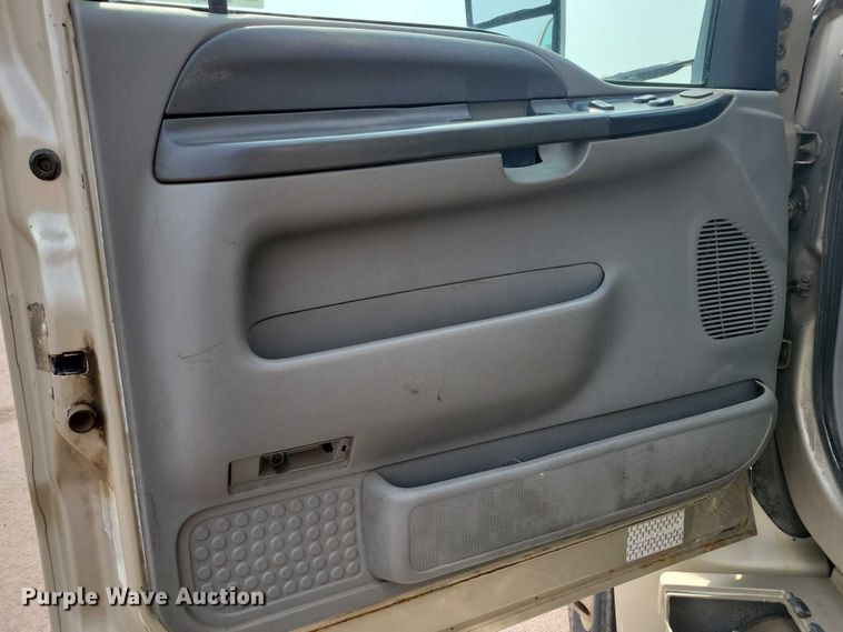 image for item DX7258 2010 Ford F650 shuttle bus