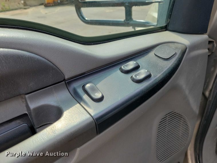 image for item DX7258 2010 Ford F650 shuttle bus