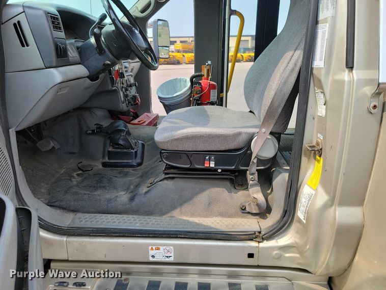 image for item DX7258 2010 Ford F650 shuttle bus