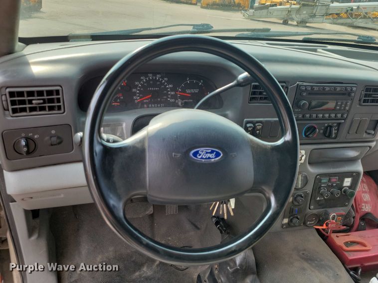 image for item DX7258 2010 Ford F650 shuttle bus