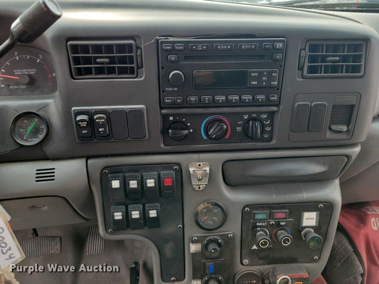 image for item DX7258 2010 Ford F650 shuttle bus