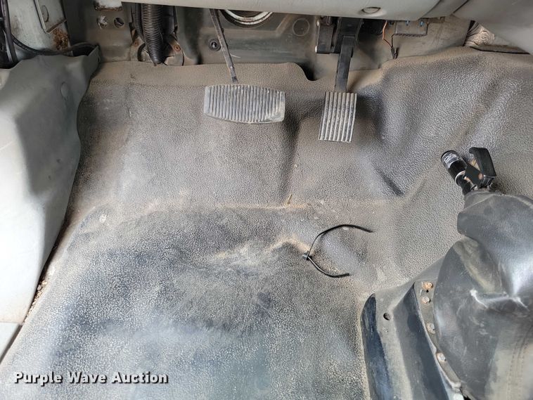 image for item DX7258 2010 Ford F650 shuttle bus