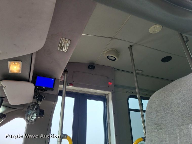 image for item DX7258 2010 Ford F650 shuttle bus