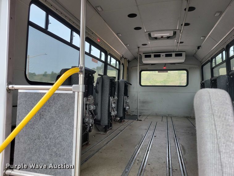 image for item DX7258 2010 Ford F650 shuttle bus