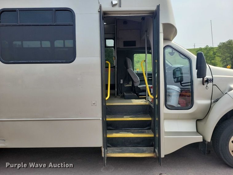 image for item DX7258 2010 Ford F650 shuttle bus