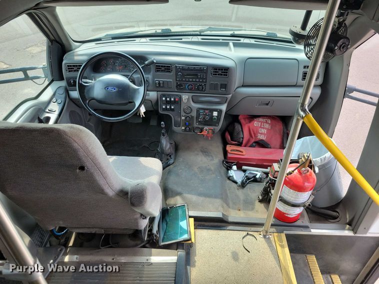 image for item DX7258 2010 Ford F650 shuttle bus