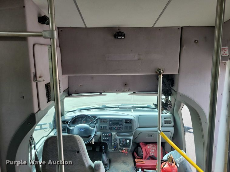 image for item DX7258 2010 Ford F650 shuttle bus